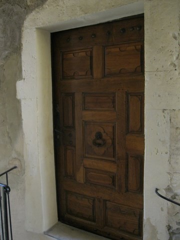 Porte ancienne datant de 1697 dans le passage du Centenaire