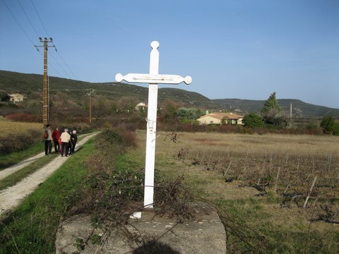 Une croix à l'entrée