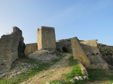 Château fort construit sur l'éperon rocheux du rocher de l'Agache