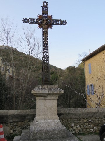 Une des nombreuses croix située place du Pont