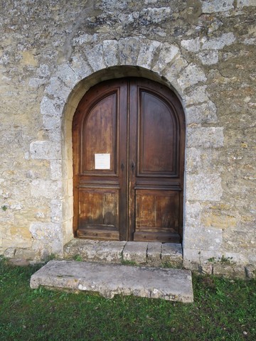 Entrée de la chapelle dont la restauration a commencé en 1970 à l'initiative de l'Abbé Arnaud alors ancien curé de Valvignères