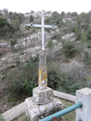 Croix en face de l'église San Montana