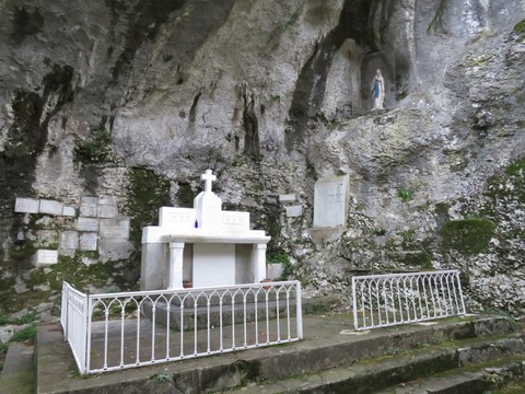 Grotte de Lourdes édifiée en 1905 par l'abbé Marqueyrol ancien curé de St-Montan au retour d'un pélérinage à Lourdes