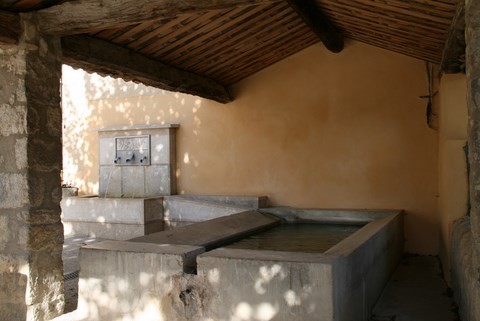 Fontaine et lavoir à Saint-Sauveur-Gouvernet