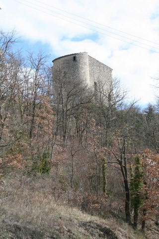 Avant d'arriver au village, on aperçoit de loin le donjon du vieux château