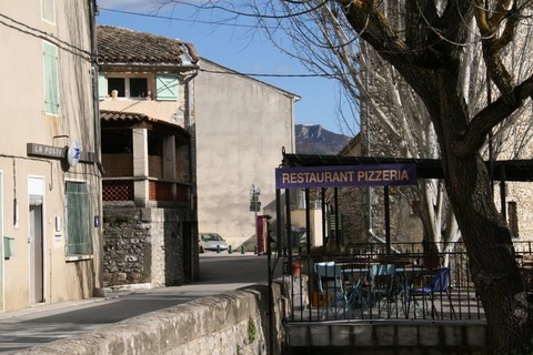A l'entrée du village, après le petit parking où nous avons laissé la voiture, voici le bureau de La Poste et la terrasse de la pizzeria