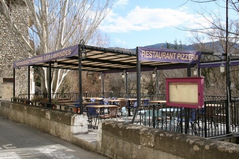 La terrasse de la pizzeria, surplombant l'Ennuyé