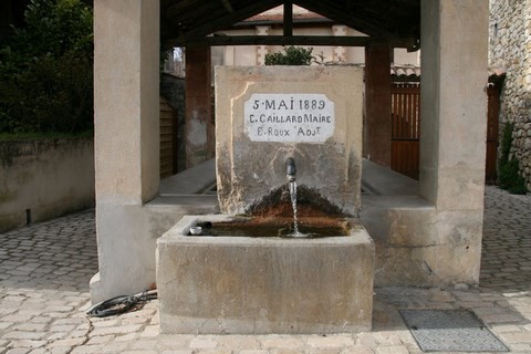 Détail de la fontaine dédiée au Maire et à son adjoint de l'époque