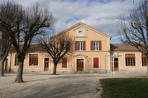 L'école publique construite en 1921 et restructurée intérieurement en 2009 