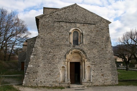 L'église romane N-D de Beauvert vue de face