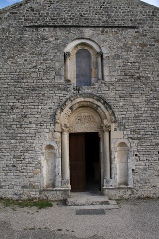 Porche de l'église romane