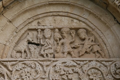 On peut voir de droite à gauche, un joueur de vièle, un fauconnier, Saint-Paul muni de son bâton fleuri et un oiseau de paradis se désaltérant dans un calice