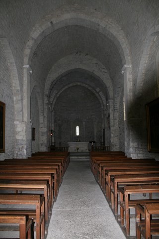 La nef de l'église romane