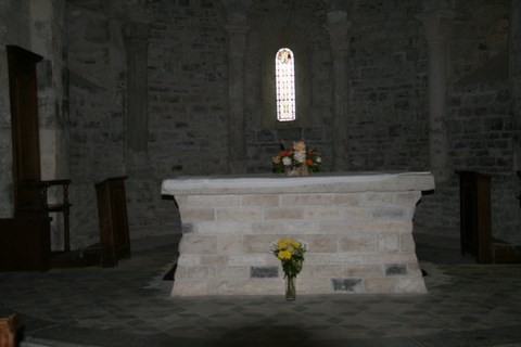 L'autel en pierre de l'église romane