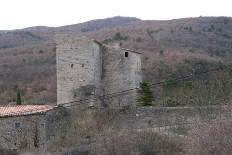 Vue sur le château et le donjon restauré au XIIe s.