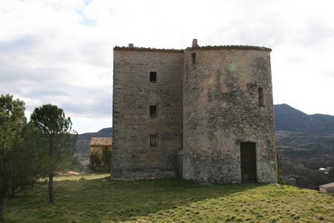 Sainte-Jalle_Donjon et tour de l'ancien château