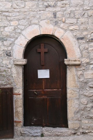 La porte d'entrée de la chapelle