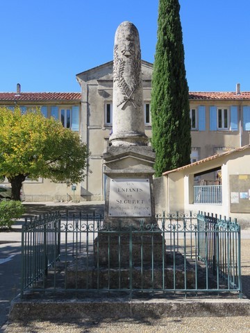Devant l'école communale, le monument aux morts de la guerre 14-18