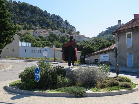 Rond point situé à l'entrée du village à proximité de la mairie