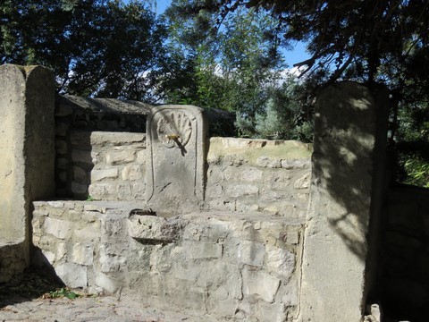 Fontaine située rue Claude Faraud à l'entrée du village