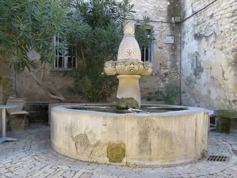 Fontaine des Mascarons du XVIIème siècle classée monument historique et autrefois seul point d'eau du village