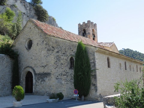 Eglise St-Denis d'origine romane construite au 10ème siècle et agrandie au 13ème siècle
