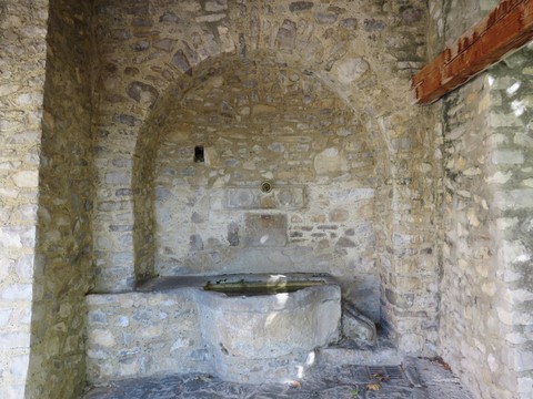 Fontaine édifiée en 1823 située place des Arceaux