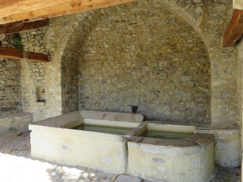 Lavoir place des Arceaux édifiée en même temps que la fontaine