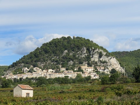 Tout en haut, on aperçoit le château dominant le village de Séguret