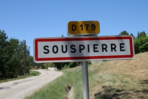 Bienvenue au village de Souspierre, situé sous les falaises-forteresse d'Eyzahut