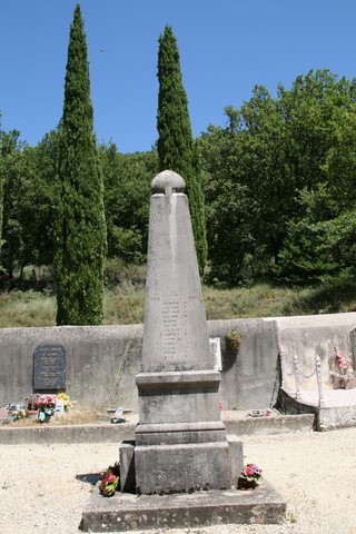 Le monument aux morts 1914-1918 au milieu du cimetière