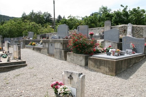 Une vue dans le cimetière de St-Ferréol-Trente-Pas
