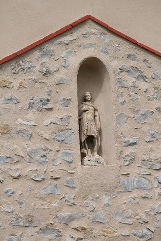 Statue dans la façade de l'église