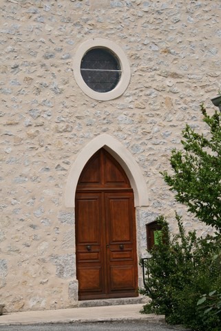 La porte de l'église et la rosace en façade