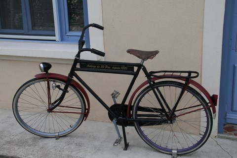 Original ce vieux vélo devant l'auberge
