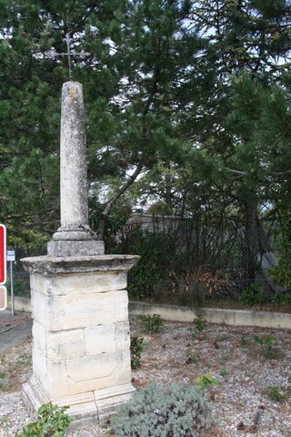 De retour au village, juste à côté de la plaque d'entrée, cette croix 