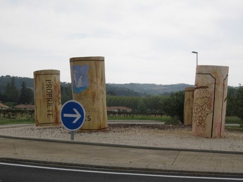 Originalité du rond-point de St Pantaléon les Vignes, ces énormes bouchons géants
