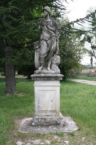 agrémentée d'un superbe parc romantique, où l'on peut voir cette belle statue en pierre représentant la déesse Minerve