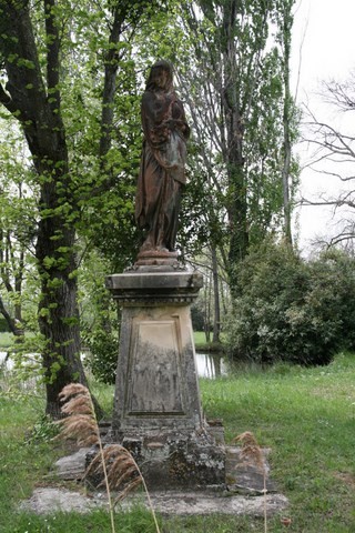 En parcourant le parc, nous avons également rencontré cette statue en fonte dénommée "La Frileuse" 