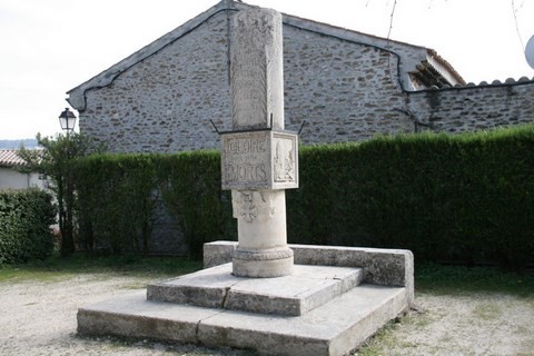 Le monument aux morts Place de l'église