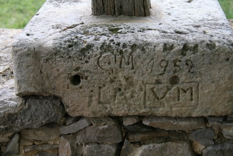 Détail du socle de la croix qui affiche la date de 1952 