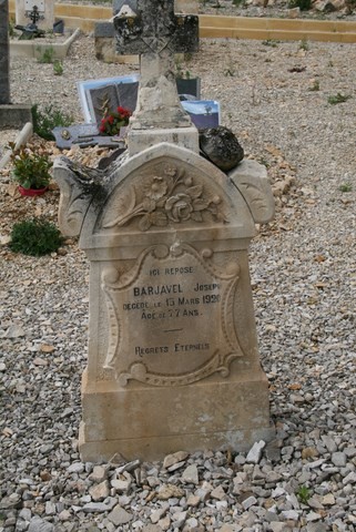 A côté de la tombe de René Barjavel, celle de son grand-père