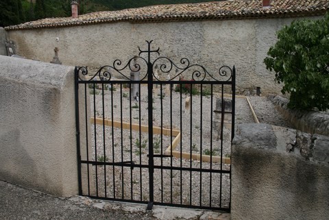 L'entrée du cimetière avec la tombe de René Barjavel au fond