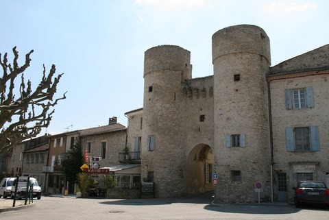 Taulignan_Ancienne ville fortifiée, la porte d'entrée de la ville 