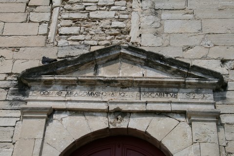 Détail du fronton de l'église Saint-Vincent