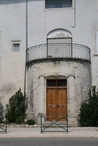 Superbe rénovation, façade arrndie et porte ancienne