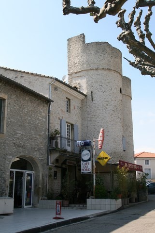 Le Café du Nord au pied de la tour de l'entrée