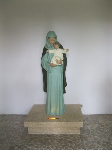 Statue dans l'entrée de la chapelle