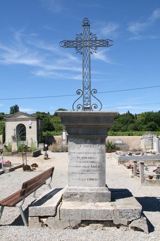 Une très ancienne sépulture au cimetière de Mirabel-aux-Baronnies