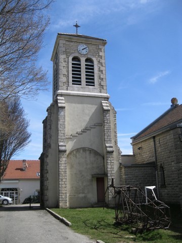 L'église avec son clocher de 52 m de hauteur